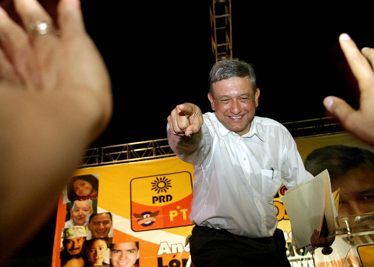 Villahermosa, MEXICO: Presidential candidate for PRD (Partido de la Revolucion Democratica) Andres Manuel Lopez Obrador talks to supporters during a electoral rally in Villahermosa city, Tabasco sate, 03 February 2006. AFP PHOTO/ Gilberto VILLASANA (Photo credit should read Gilberto VILLASANA/AFP/Getty Images)