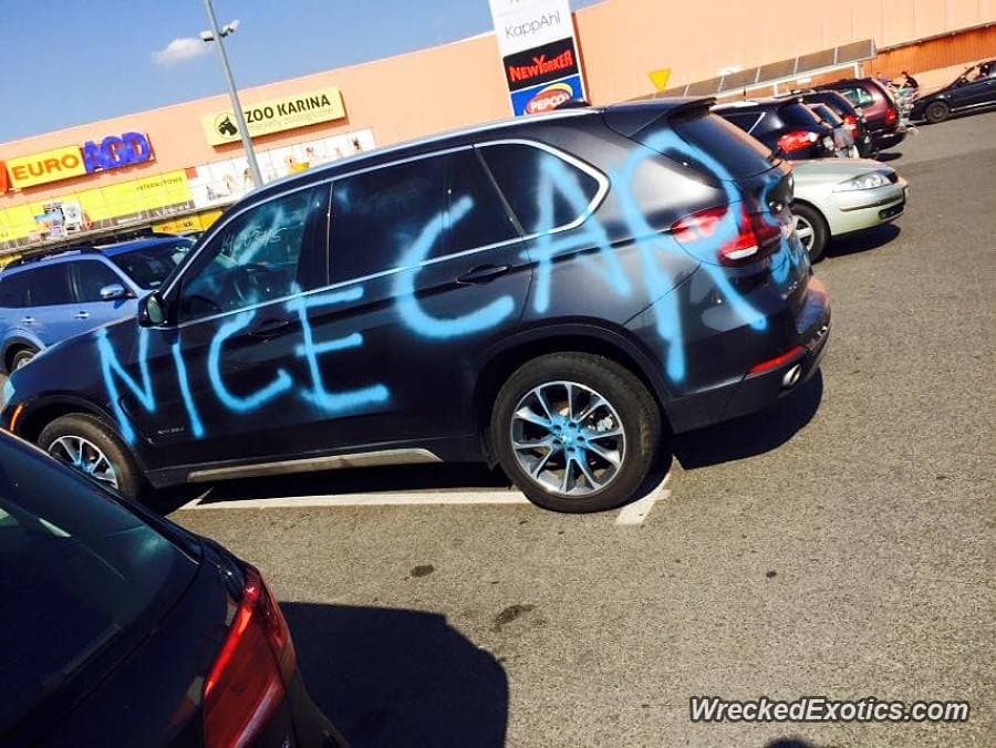 <b>BMW X5</b>
<br>Esta foto podría llamarse: 'Me encantó tu camioneta', o bien,
<b> ¡Aprende a estacionarte!</b> Al parecer la segunda opción es la correcta. Alguien poco tolerante, tal vez obsesivo compulsivo, no soportó que esta BMW se estacionara sobre las líneas límite y decidió actuar. A pesar del buen inglés, este vandalismo tuvo lugar en Polonia.