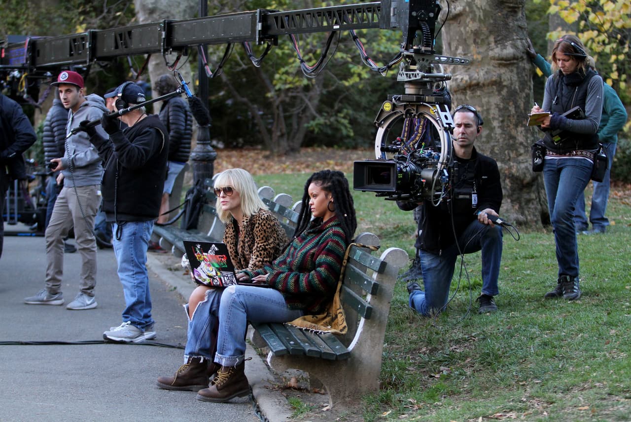 Al parecer, el personaje de Rihanna será una experta en tecnología, por los accesoríos que tenía en la grabación.