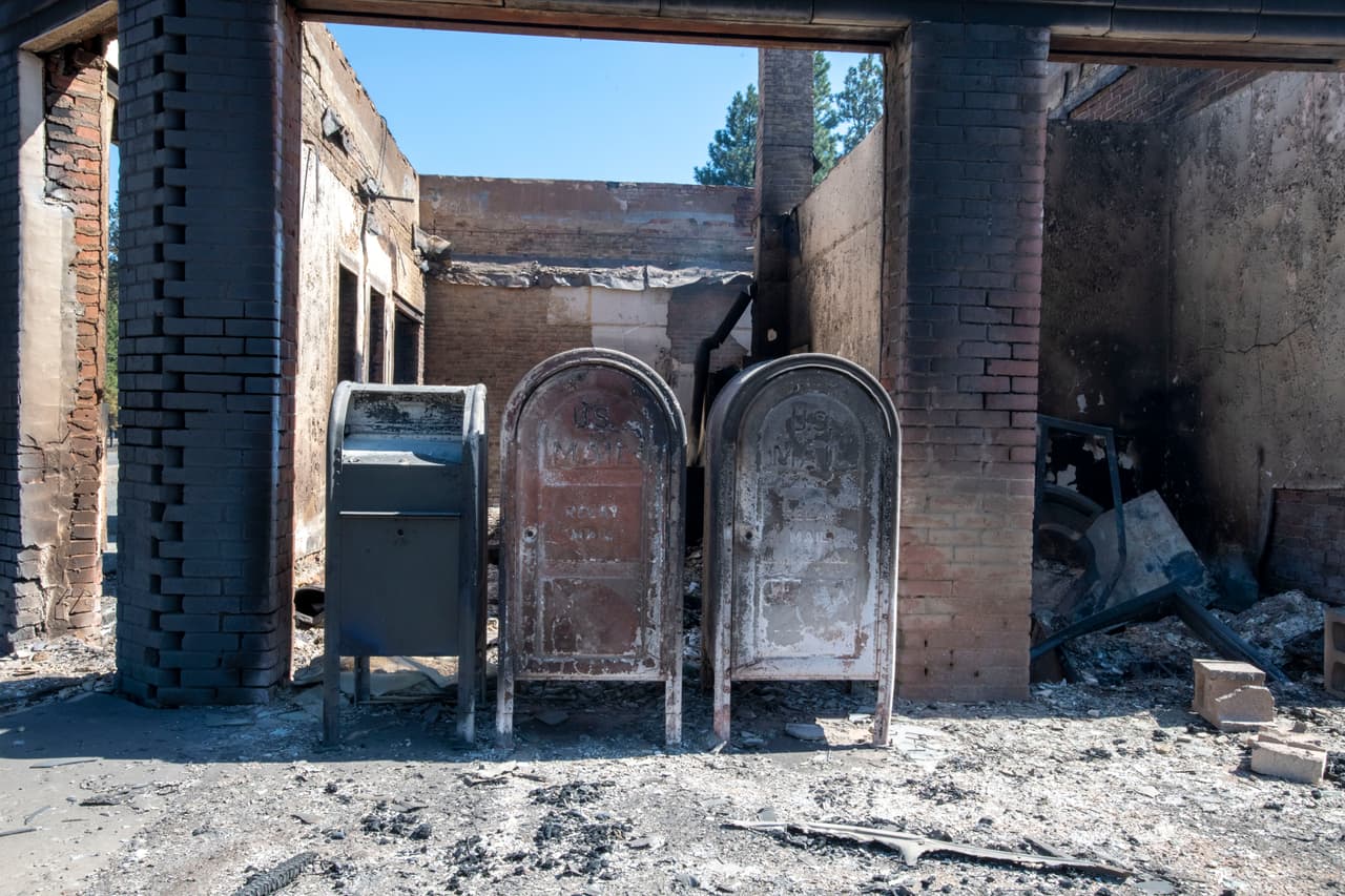 Esto es lo que quedó de la oficina de correos de Malden, en Washington, tras el brutal impacto de los incendios. El gobernador
<a href="https://www.univision.com/temas/jay-inslee">Jay Inslee</a> describió los incendios
<b> </b>como "sin precedentes y descorazonadores".