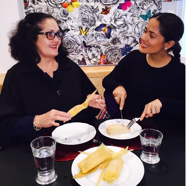 Disfrutando de unos tamales con su mamá.