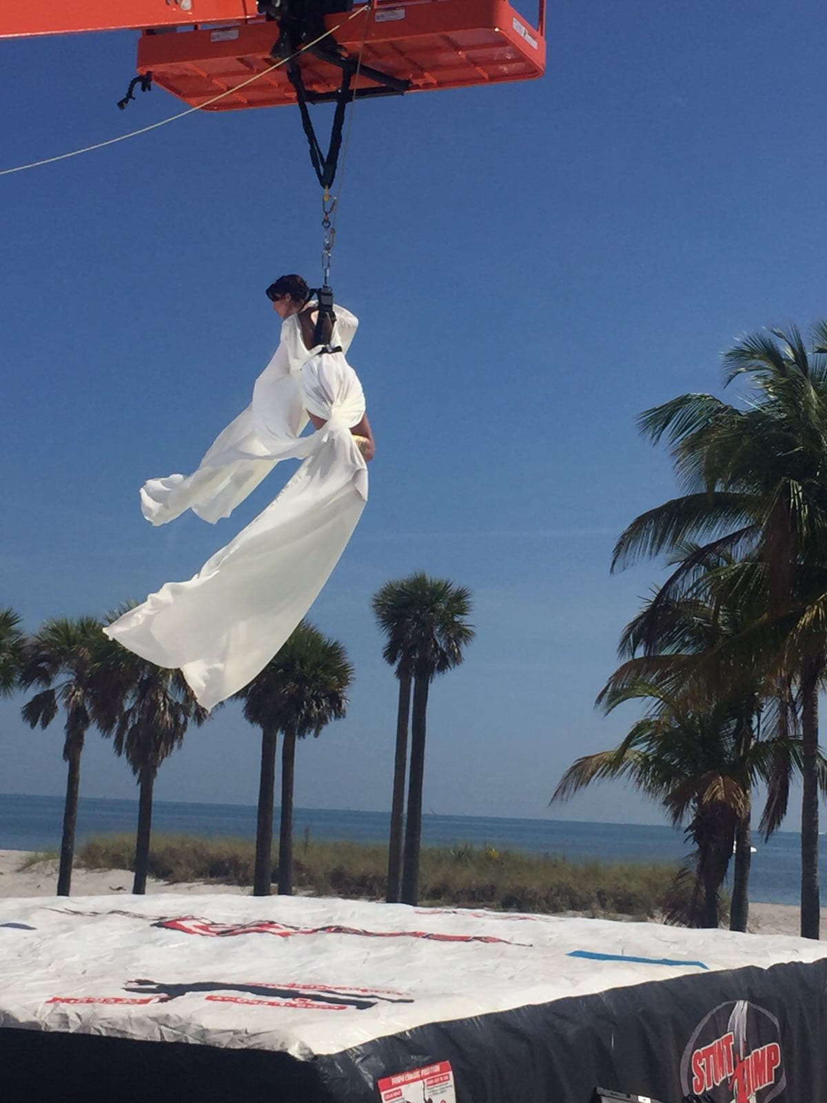 Disfruta las mejores fotos detrás de cámara del difícil reto que enfrentaron las bellas a 20 pies de altura.