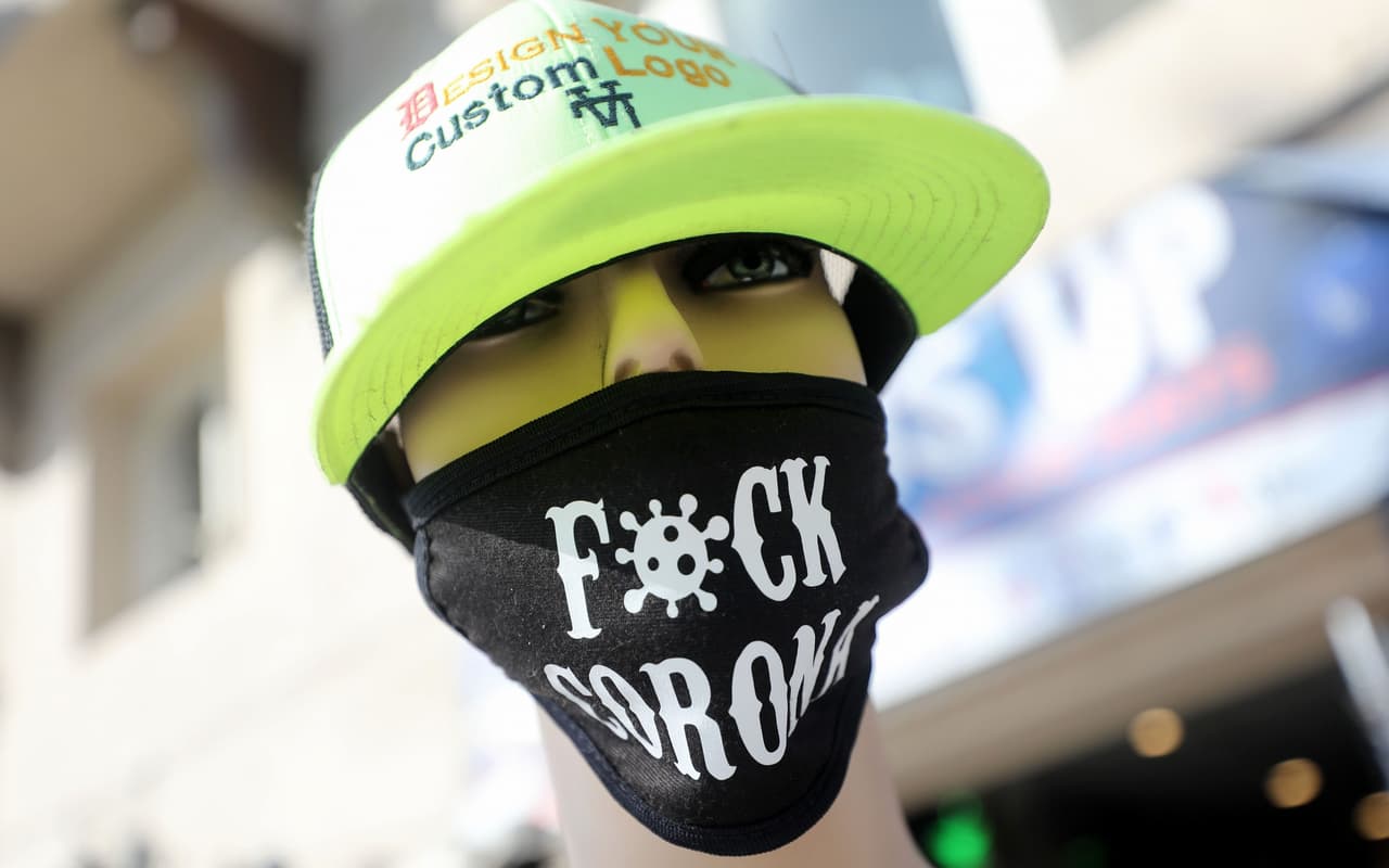 Políticos de California llaman a extremar medidas sanitarias en la víspera del 4 de julio