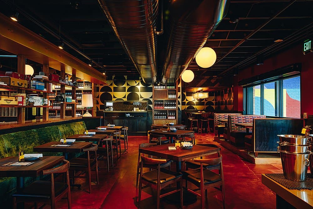 <b>Postino Buckhead</b>
<br>
<b>Dirección</b>: 3655 Roswell Rd NE Ste 300. Atlanta, GA
<br>
<b>Teléfono</b>: (678) 608-1955
<br>
<b>Sitio web</b>: 
<a href="https://www.postinowinecafe.com/locations/georgia/buckhead/">https://www.postinowinecafe.com/locations/georgia/buckhead/</a> 
<br>
<a href="https://www.yelp.com/map/postino-buckhead-atlanta-3"><b>Cómo llegar</b></a>
<br>
<br>Se definen como un restaurante que ofrece “vinos únicos y accesibles, y comida sencillamente deliciosa, con ingredientes locales y una cultura cálida y vanguardista que une a las personas”.