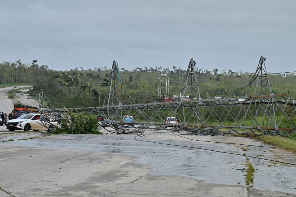 Una torre de alta tensión cayó en la vía que enlaza Artemisa con La Habana, Cuba.