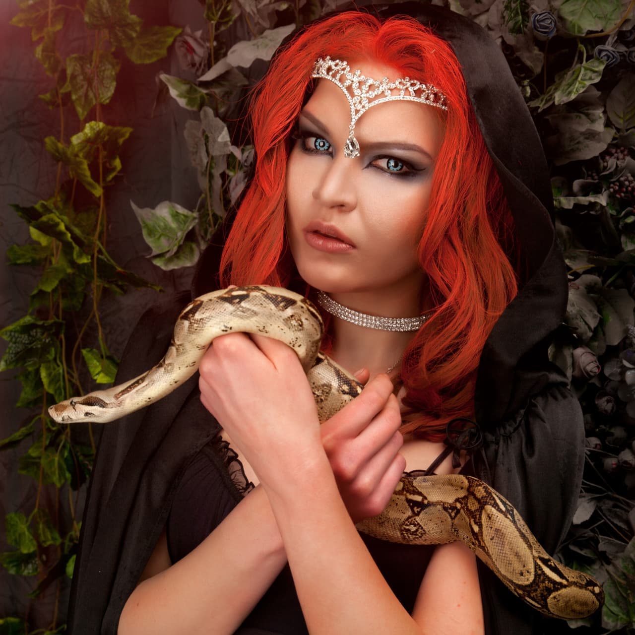 Enloquecida, Lilith empezó a matar también. Sus víctimas eran mujeres en periodo de lactancia, recién nacidos y hombres a los que mató después de seducirlos. Se dice que más tarde apareció en el paraíso en forma de serpiente para dar a Eva la manzana del árbol del conocimiento.