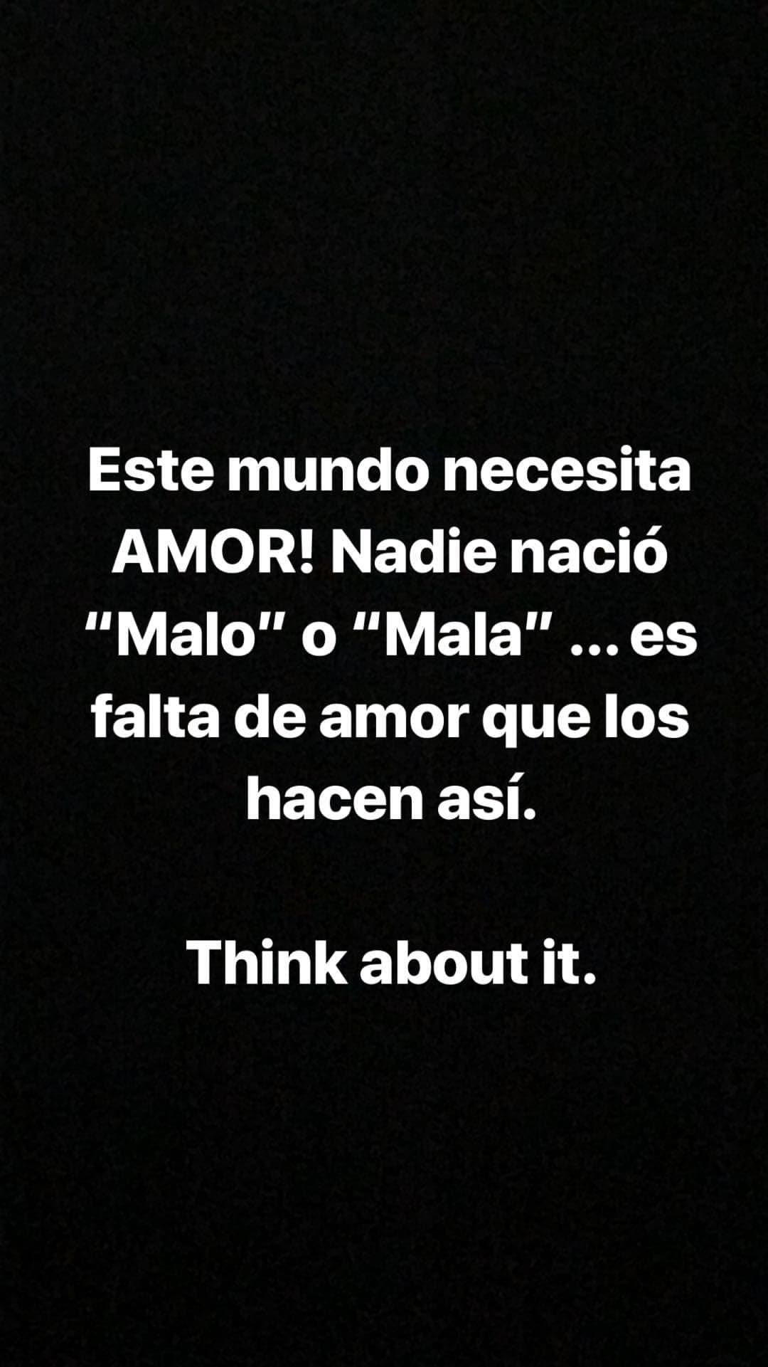 Siguió su mensaje después en español. "Pensemos en ello", agregó.