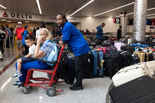 ATLANTA, GEORGIA - 22 DE JULIO: Pasajeros de Delta Airlines hacen fila para recibir asistencia de un agente en el Aeropuerto Internacional Hartsfield-Jackson de Atlanta el 22 de julio de 2024 en Atlanta, Georgia. Delta Airlines canceló más de 700 vuelos el lunes debido a la actualización del software Crowdstrike, lo que representa más de la mitad de las cancelaciones de vuelos en los EE. UU. (Foto de Jessica McGowan/Getty Images)