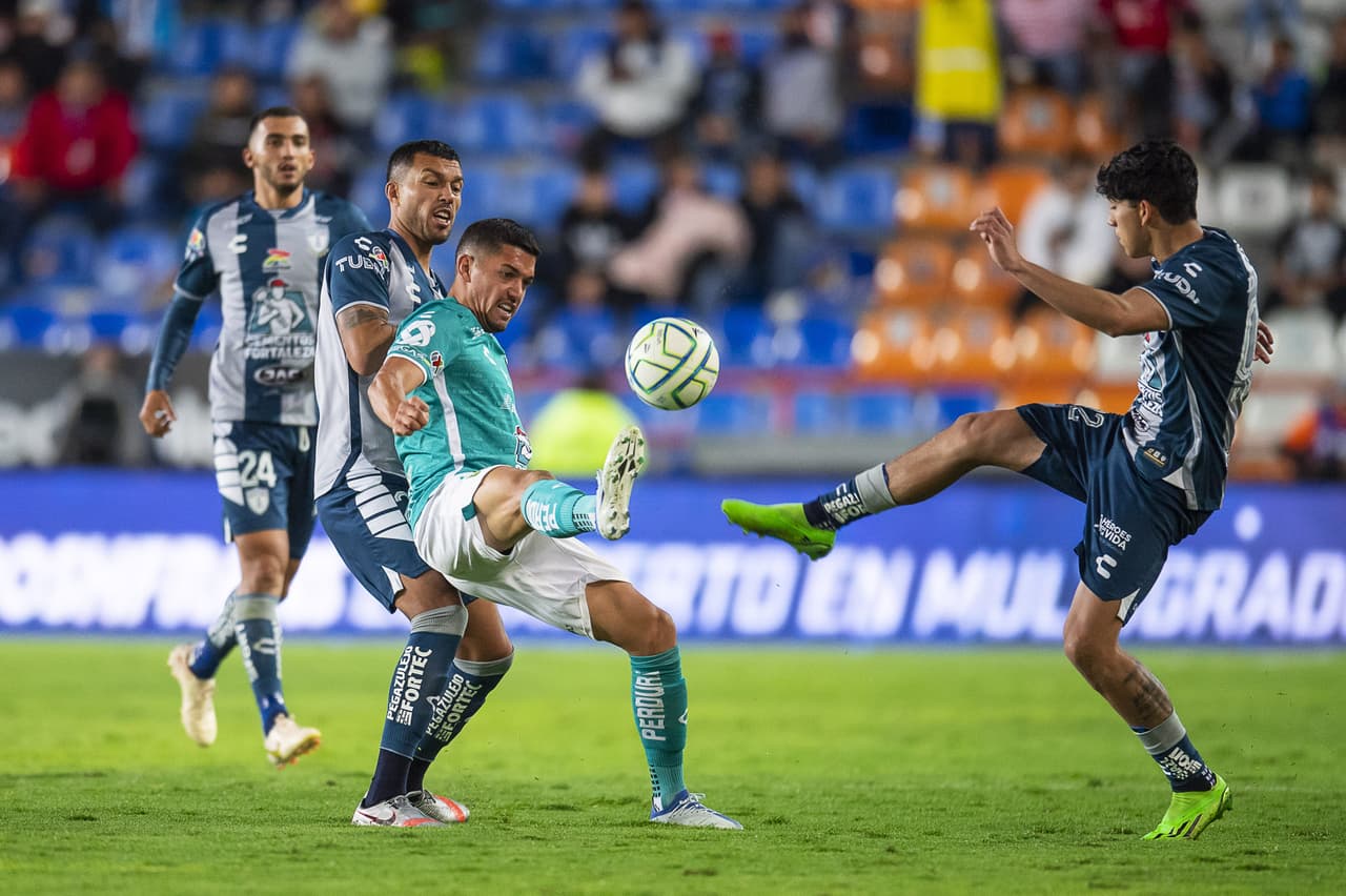 Con gol de último minuto el Pachuca derrotó al León en un encuentro que representó el debut de la 'Chofis' López con los Tuzos.