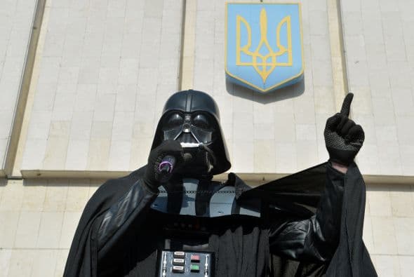 "Estoy dispuesto a asumir la responsabilidad del destino del Estado si los compatriotas me brindan tan alto honor. Solo yo puedo devolver a la República su antigua gloria imperial, recuperar los territorios perdidos y el orgullo del país", ha afirmado el propio Vader.