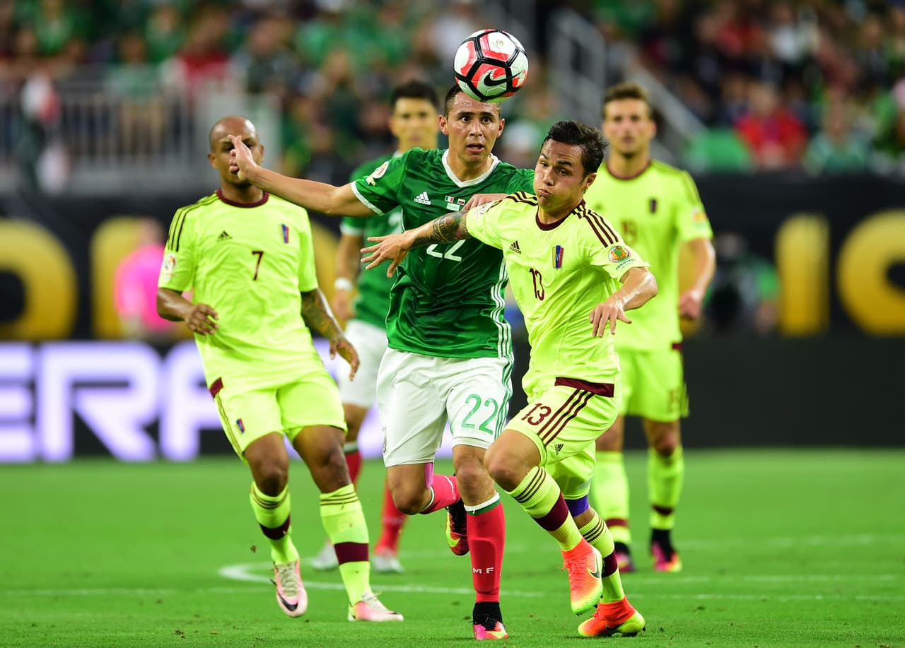 Además de esto los atacantes de la vino tinto supieron ocupar los espacios que dejó por los costados en la zona baja del Tricolor.