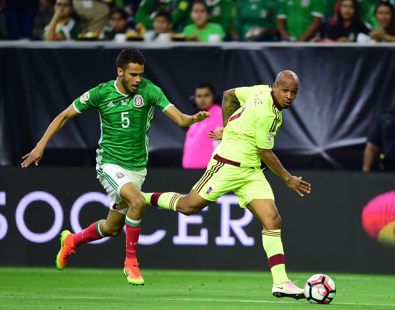 Venezuela tendría la oportunidad de anotar el segundo gol en los pies de Santos y Del Valle, pero el tino y las atajadas de Corona mantuvieron la desventaja en 1 gol.