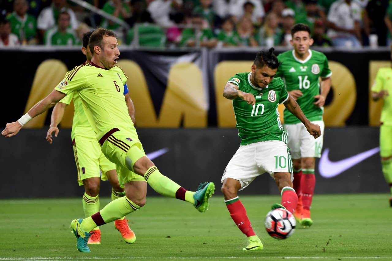 El delantero mexicano logró romper la defensa escalonada de Venezuela con recortes oportunos.