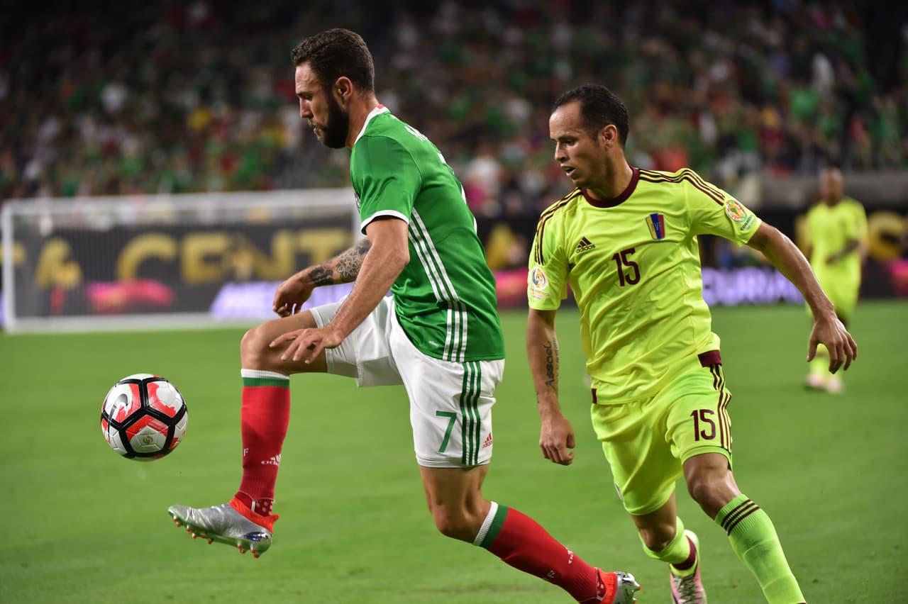 México poco a poco fue extendiendo la cancha, esto le sirvió para que Venezuela perdiera posesión de bola y abriera espacios en defensa.