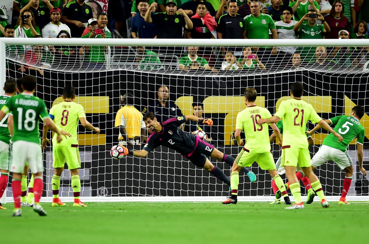 México seguiría buscando el gol de la ventaja, pero las intervenciones en zona baja de los vino tinto mantuvieron el empate.