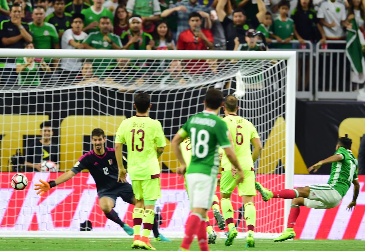 Un chispazo del "Tecatito" le daría el empate a México. La gambeta y velocidad del atacante serían decisivas para el gol.