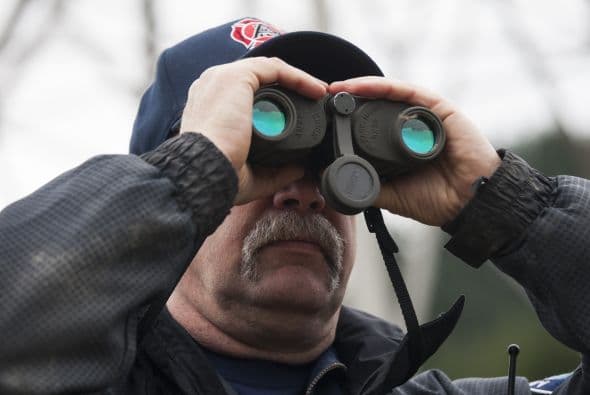 En esta foto uno de los rescatistas observa a través de sus binocuares para analizar lel nivel de riesgo en la zona.