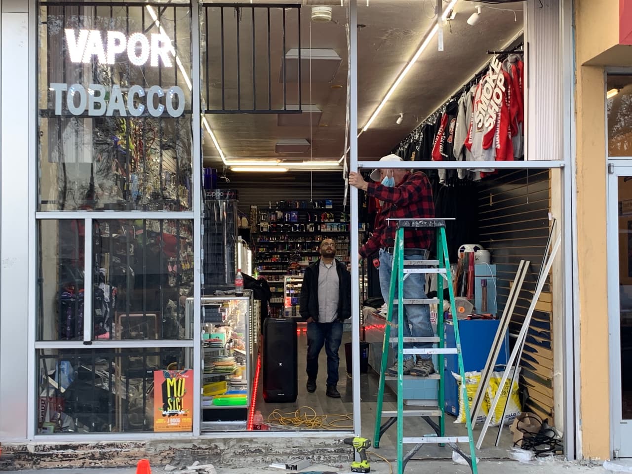 En la mayoría de los casos el modo de operar de los ladrones es similar y consiste en abrir las puertas con ayuda de vehículos.
<br>