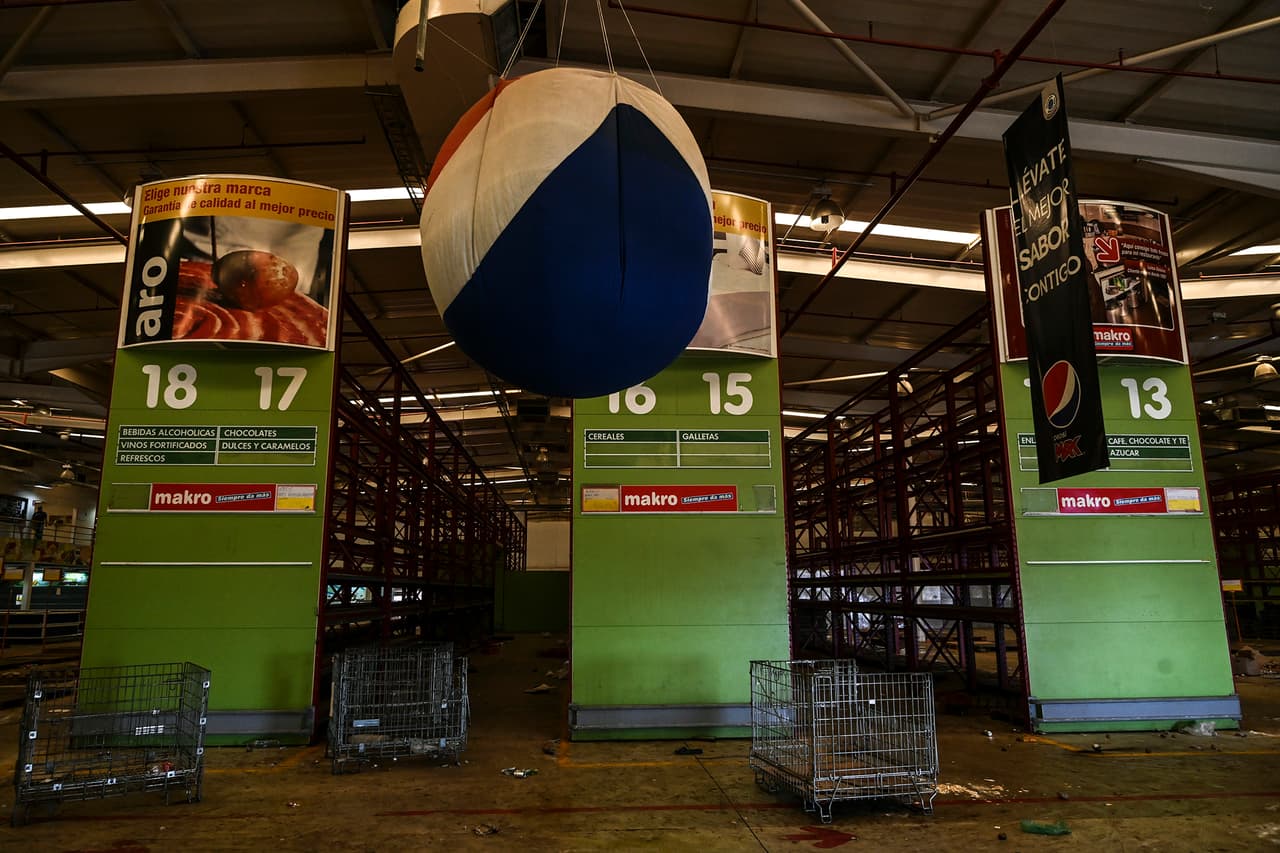 El abastecimiento de bienes se reanuda con lentitud por los problemas de energía, pero también por el temor que se profundiza en los dueños de los comercios. En la fotografía un supermercado al por mayor saqueado en Maracaibo.