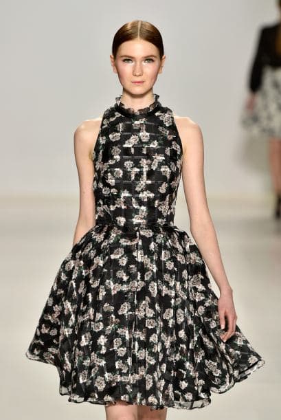 Los estampados dominaron las pasarelas, puedes buscar vestidos como este de la diseñadora Erin Fetherston que tiene vuelo y un aire romántico.