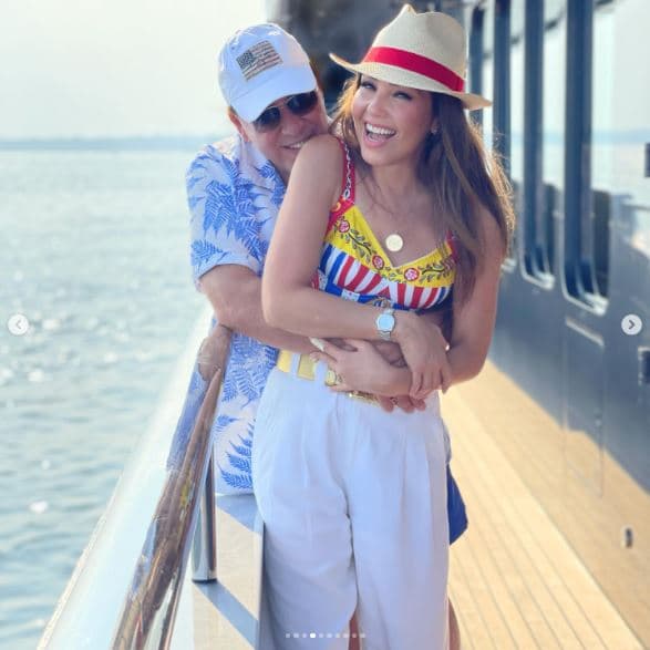 Al igual que JLo, al elegir una prenda de tiro alto, Thalía marcó su cintura con un cinturón metalizado para así darle más definición a su silueta.