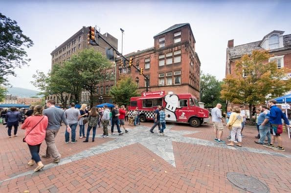 <b><a href="https://getdowntownbethlehem.com/harvest-fest/ " target="_blank">BETHLEHEM HARVEST FESTIVAL (2 de octubre)</a></b>: El Festival de la Cosecha se lleva a cabo en el centro histórico de la ciudad y muestra la belleza de la región durante la temporada de otoño. Además de excelentes actividades para niños, vendedores, un concurso de decoración de espantapájaros y un Biergarten, los visitantes también pueden pasear por el centro de la ciudad. En el camino, puede probar muestras de sopa, vino, cerveza y otras delicias.