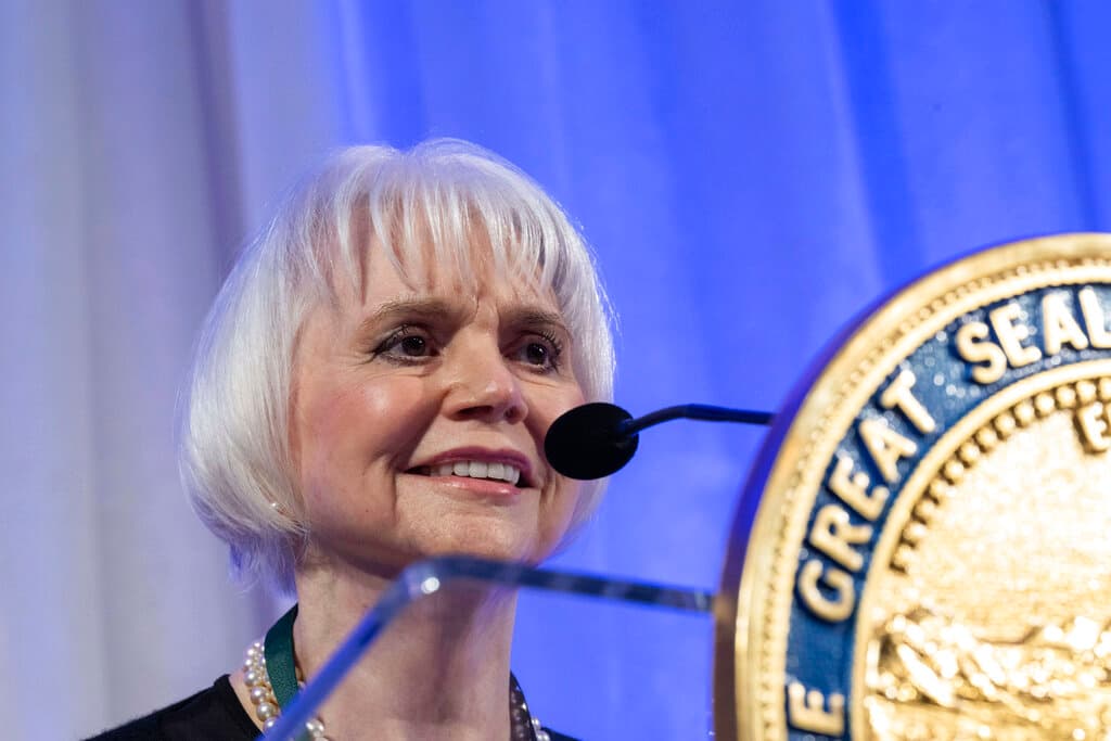 <b>Linda Ronstadt</b>
<br>Una de las
<b>cantantes más reconocidas y versátiles del país</b>. Durante 40 años de carrera ha cosechado grandes éxitos en diferentes géneros como country, rock and roll, jazz, ópera, música mexicana, tropical, entre otros, que la han llevado a conquistar 31 discos de oro y platino, 10 premios Grammy, la Medalla Nacional de las Artes y una membresía en el Salón de la Fama del Rock and Roll, entre muchas otras distinciones. Ha vivido en California desde 1964.