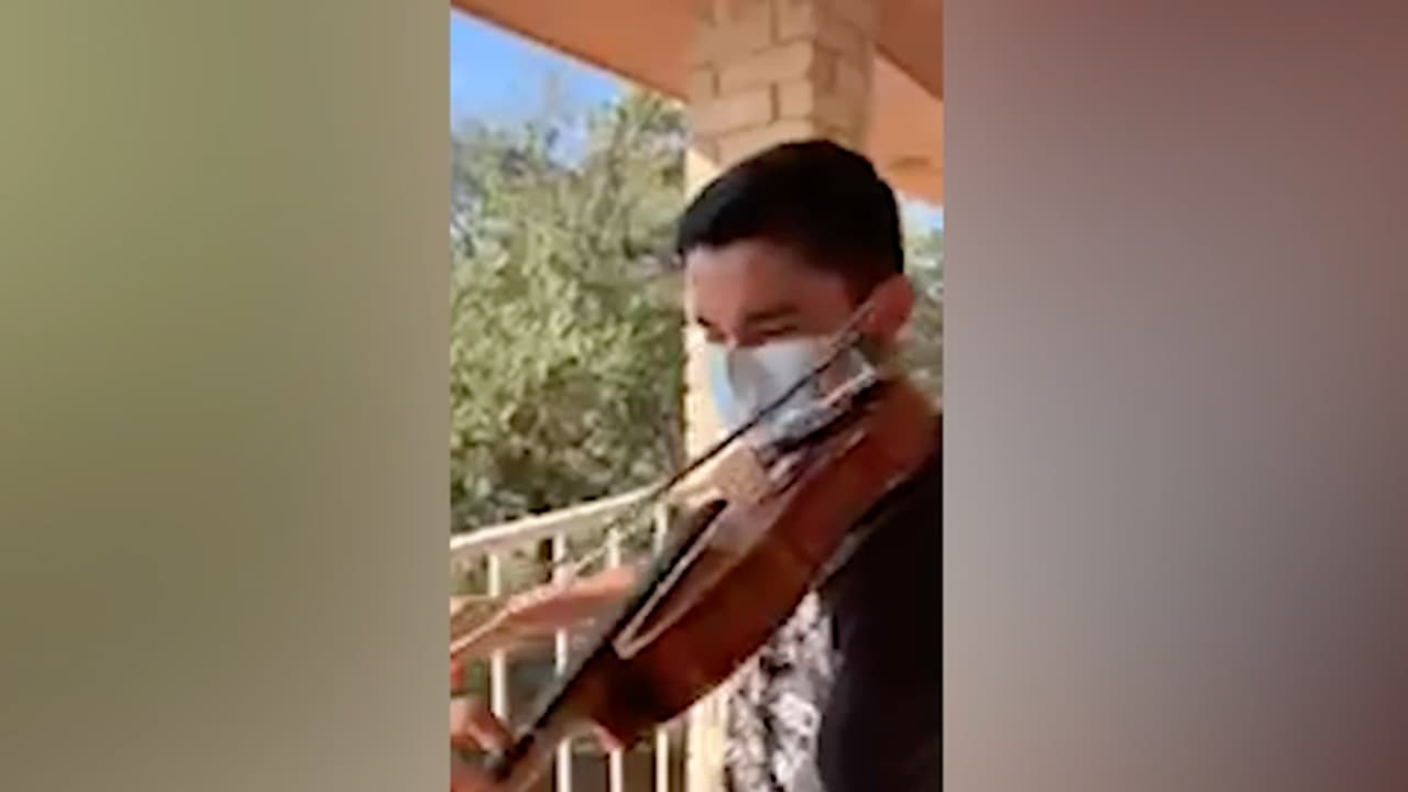 Emilian le lleva serenata a su madre de forma virtual con la esperanza de que se sienta mejor.