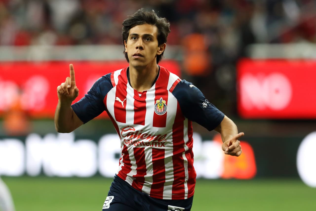 En tan solo tres minutos, Macías se juntó con Alvarado, quien le asistió de taquito en los linderos del área para que JJ se quitara la marca de dos y disparara al ángulo para el 1-0.