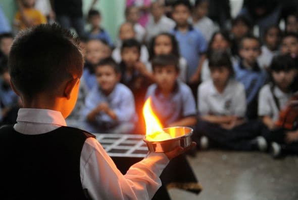 El mago James ha realizado hasta ahora una veintena de presentaciones, e incluso ha viajado a las ciudades de Manizalez y Pereira (oeste de Colombia) a mostrar sus trucos.