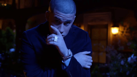 Con un excéntrico anillo y reloj apareció el puertorriqueño en el vídeo de 'Mayores', tema que grabó junto a Becky G.