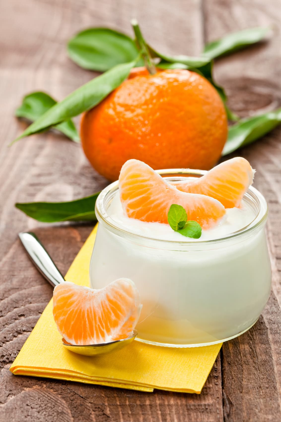Aunque la mandarina es una fruta que podemos encontrar solo en algunas estaciones del año, su jugo es delicioso. Puedes exprimirle un poco en un yogur natural sin azúcar, o simplemente añadirle los gajos.