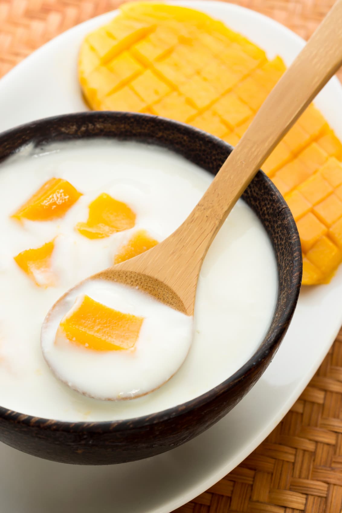La gastronomía india nos regala recetas súper riquísimas y además de todo saludables. Solo tienes que licuar yogur natural, un mango muy maduro, tres cucharadas de azúcar y un chorrito de crema batida.