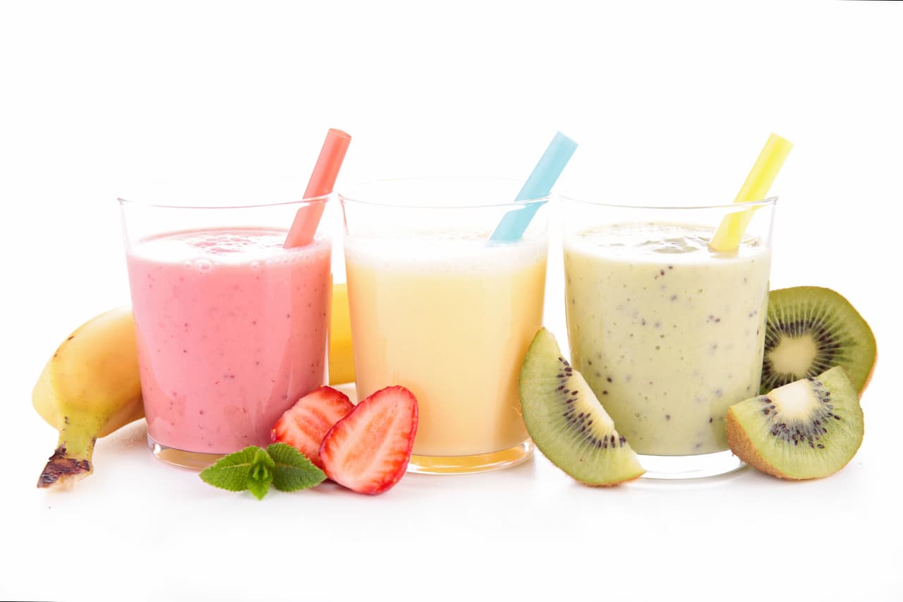 El yogur es uno de los alimentos perfectos porque te puede ayudar a comenzar tu día de forma saludable, además es una buena opción para comer entre comidas si no quieres caer en la comida chatarra.