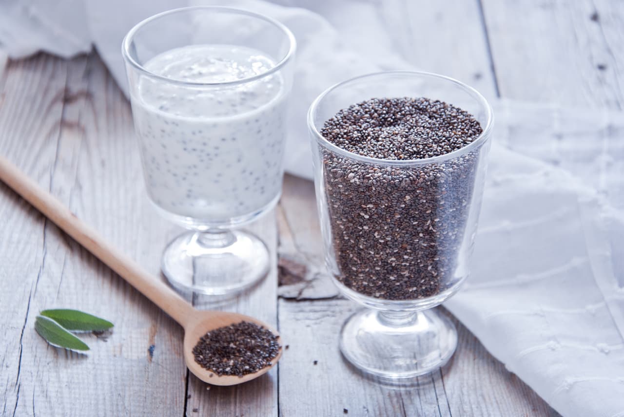 La chía es una excelente semilla que te ayuda a quemar grasa, su textura en la boca es viscosa y puede no ser tú favorita, pero esta opción te encantará.