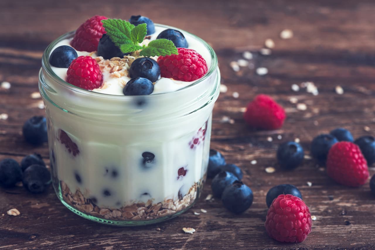<b>Yoghurt griego con arándanos. </b>Además de estar llenos de nutrientes, los arándanos contienen un montón de antioxidantes y son bajos en calorías. Si los mezclas con yoghurt griego, crearás el aperitivo perfecto por ser alto en proteínas y lleno de nutrientes, algo que seguro tendrá un efecto positivo en tu sistema inmunológico.