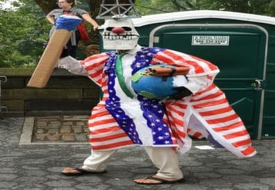 Muchos se disfrazaron o lucieron atuendos estrambóticos para realizar críticas simbólicas al problema que afecta al planeta Tierra.