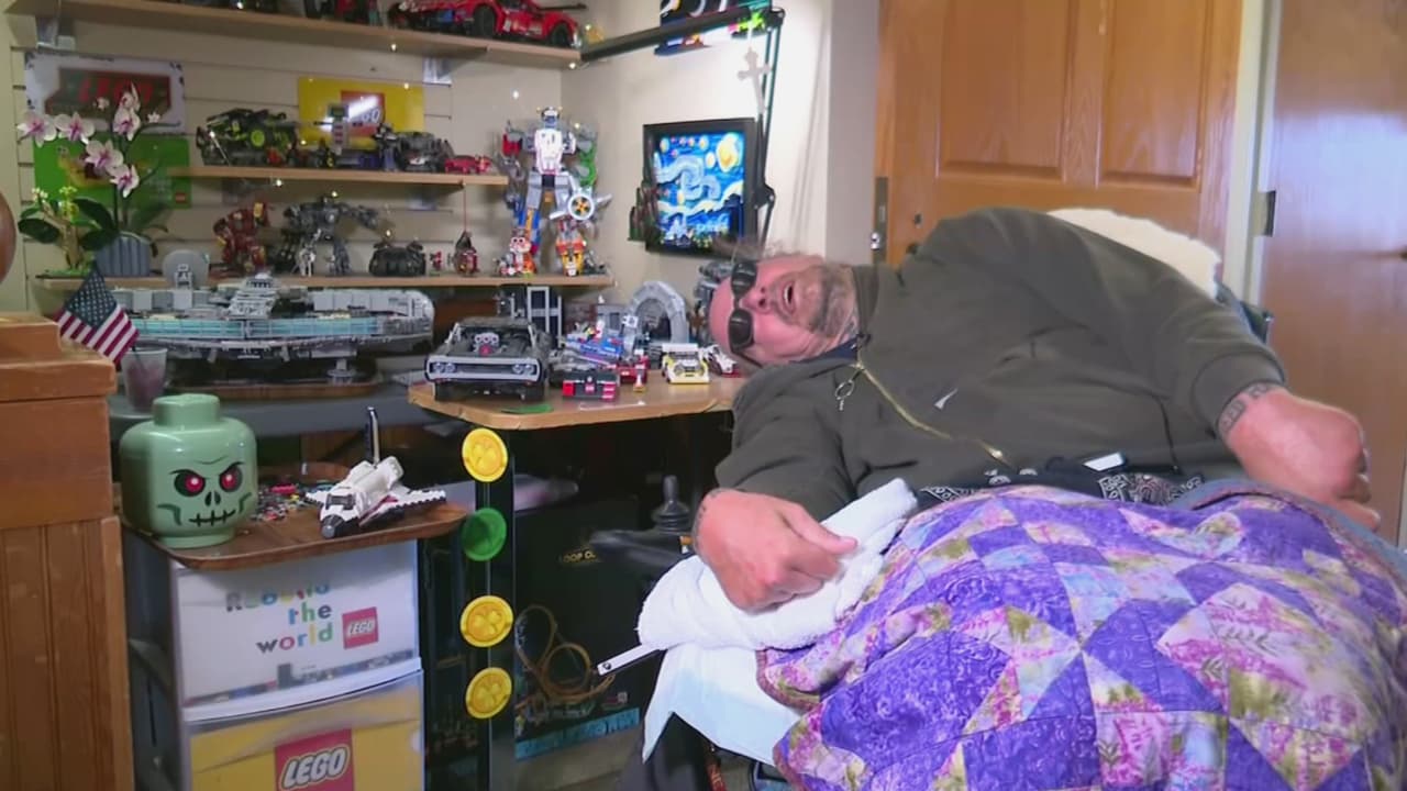 Construye figuras de lego solo con dos dedos y su boca: la inspiradora historia de este hombre paralítico