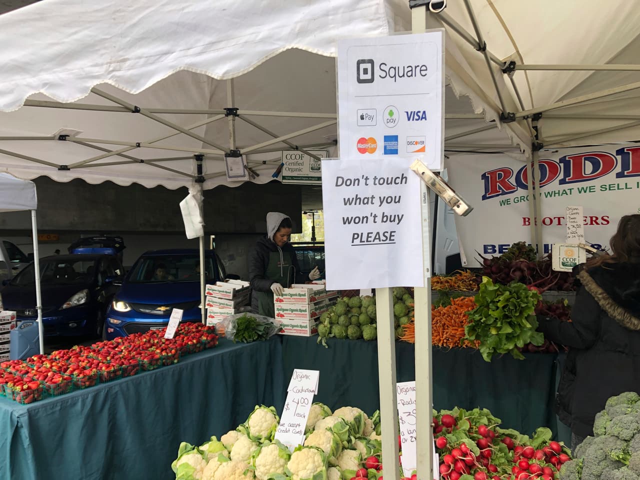 Los mercados también 
<b>piden que los visitantes toquen solamente la comida que piensan comprar y llevar consigo.</b> (AP/Daisy Nguyen)