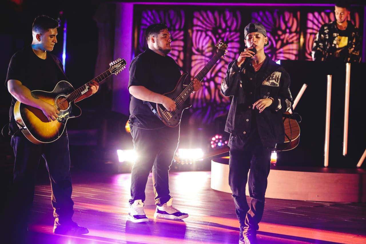 “Comencé cantando música norteña”, recuerda Cano. “Cantaba esas canciones porque mis abuelos y tíos tocan instrumentos de música norteña, los corridos. Desde chiquillo me fuí yendo por allí, pero en la adolescencia comencé a cantar rap… Así es como comencé a fusionar todo”. 
<br>