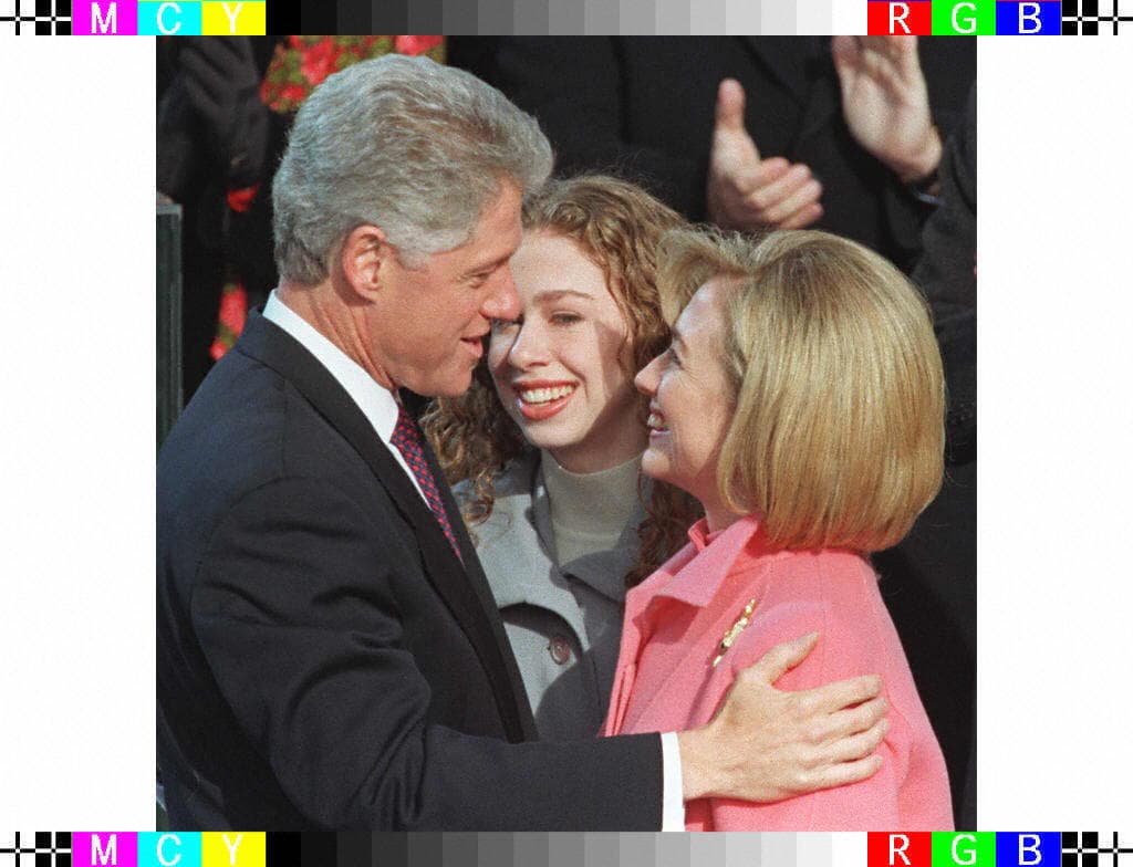 Los éxitos políticos han sido momentos emblemáticos en la felicidad de la familia Clinton. En esta imagen, la familia celebraba el nombramiento oficial de Bill Clinton como presidente en su segundo mandato junto al Capitolio en Washington DC, en 1997.