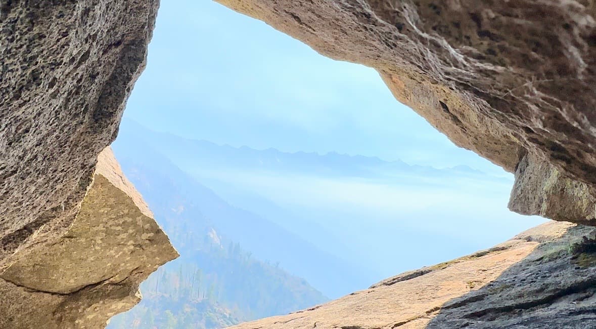 La caminata puede ser agotadora, por lo que autoridades de los Parques Nacionales recomiendan tomar el tiempo necesario al subir, para adaptarte mejor a la elevación de esta roca enorme de granito de 6725 pies.