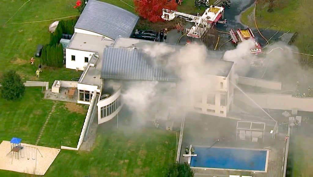 En esta imagen tomada de un video proporcionado por WABC, se muestra a los bomberos combatir un incendio fatal el martes 20 de noviembre de 2018, en Colts Neck, Nueva Jersey. (WABC vía AP)