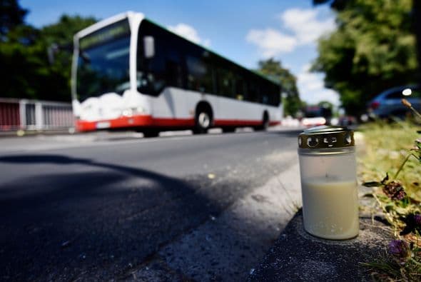Algunos colocaron veladoras en el camino donde pasaron los cuerpos de las víctimas.
