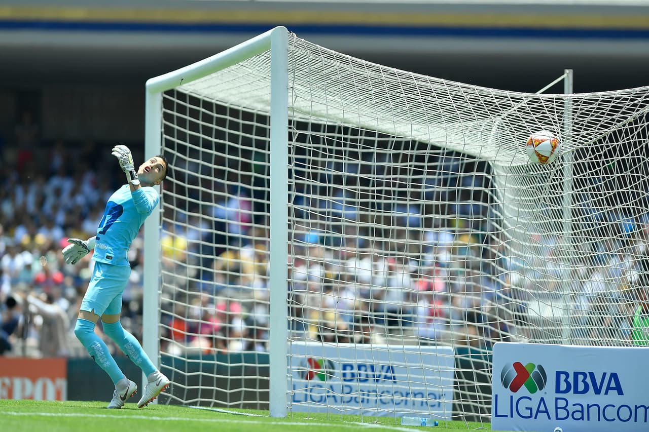 Al minuto 53 Matías Hernández anotó el 2-1 de tiro libre, un disparo que dejó congelado a Alfredo Saldívar y que enmudeció al estadio.