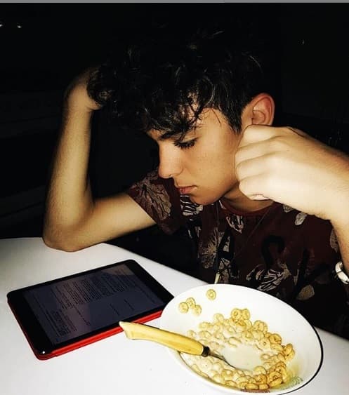 En sus ratos libres, el actor se ocupa de continuar 
<b><a href="https://www.univision.com/shows/despierta-america/emilio-osorio-y-joaquin-bondoni-nos-contaron-la-neta-sobre-la-historia-detras-de-el-corazon-nunca-se-equivoca-video" target="_blank">enriqueciendo sus conocimientos</a></b>.