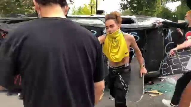 Hombre joven, de piel blanca, cabello castaño largo claro, portaba patineta durante los disturbios. Cualquier información pueden hacerla llegar al SLCPD llamando al número 801-799-3000 haciendo referencia al caso número 20-94360, o a través del website crimetips.utah.gov.