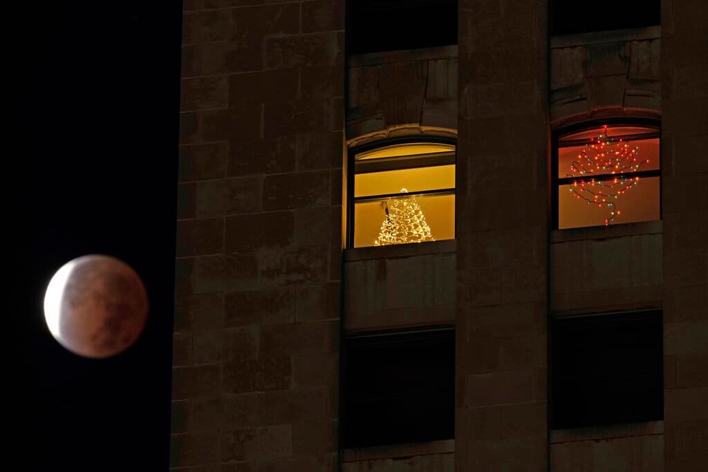 Otra imagen del fenómeno desde Missouri. Este eclipse parcial se produce al pasar la luna por la sombra de la Tierra. En un eclipse lunar total, la luna entera cae dentro de la parte más oscura de la sombra de la Tierra, llamada 'umbra'.