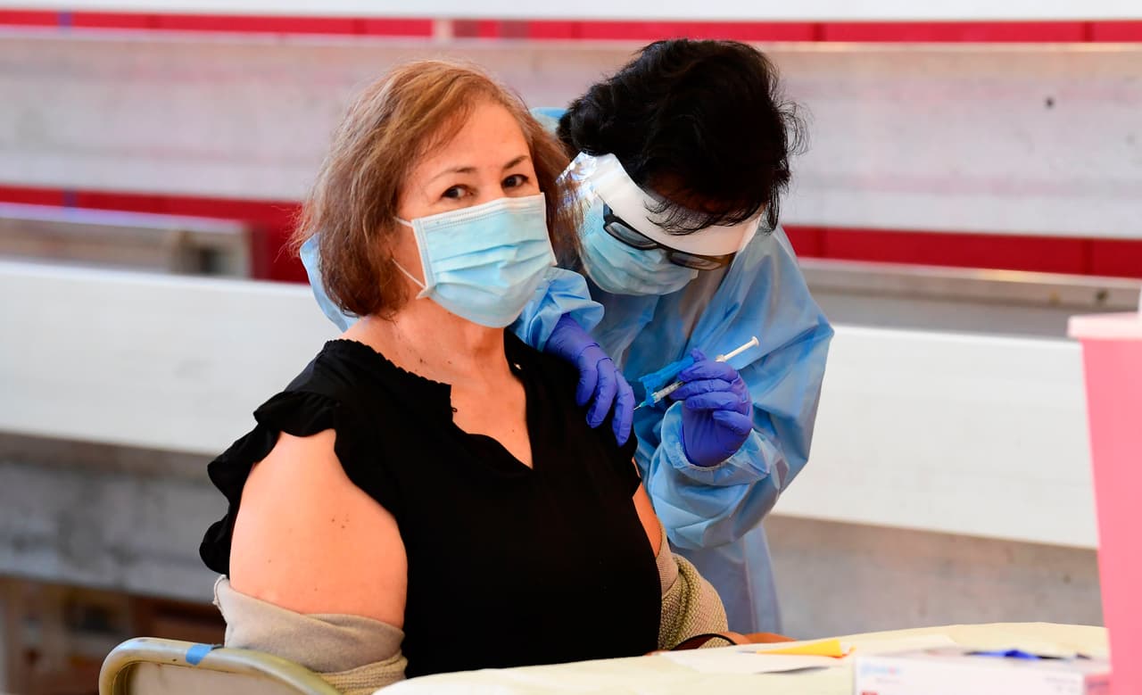 Aquí te contestamos las 
<a href="https://www.univision.com/local/los-angeles-kmex/vacuna-covid-19-condado-los-angeles-donde-y-cuando">preguntas más frecuentes sobre la distribución y aplicación</a> de la vacuna contra el covid-19 en el condado de Los Ángeles.