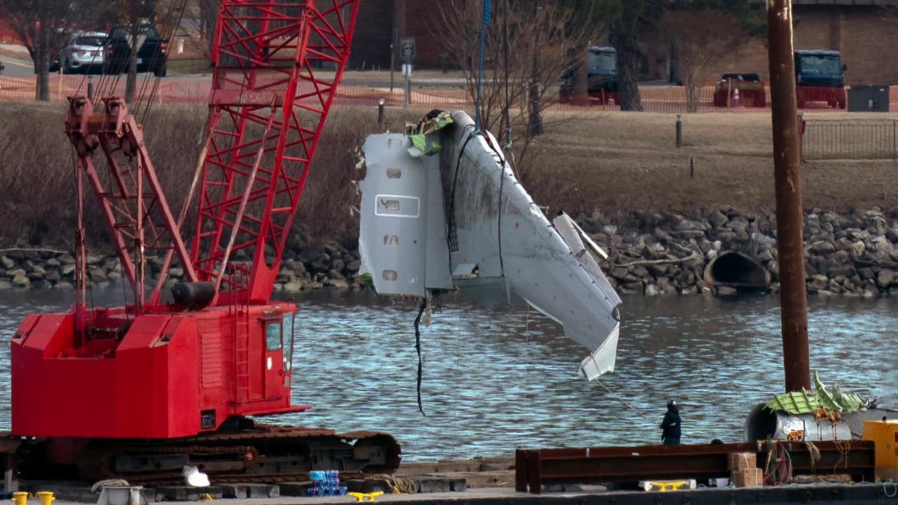 85 víctimas en dos semanas: lo que se sabe de los cinco incidentes aéreos que sacudieron a EEUU